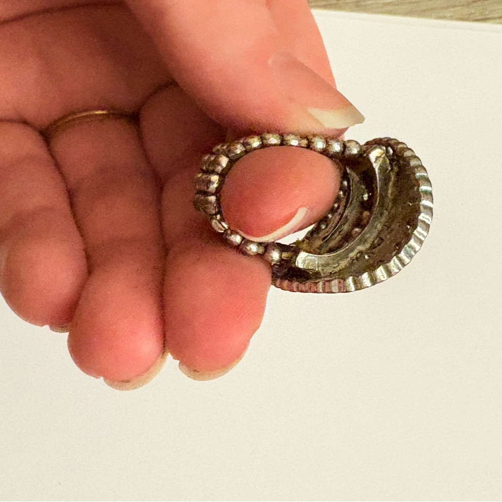 Adjustable dark, silver floral statement ring - Picture 2 of 3
